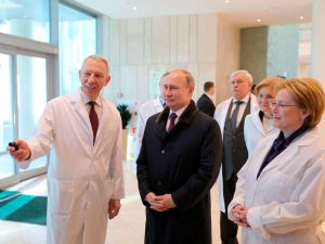 Подробнее о статье Владимир Путин встретился в Петербурге с работниками сферы здравоохранения