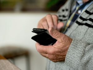 Подробнее о статье ВОЗ выпускает цифровое приложение для повышения качества помощи пожилым людям